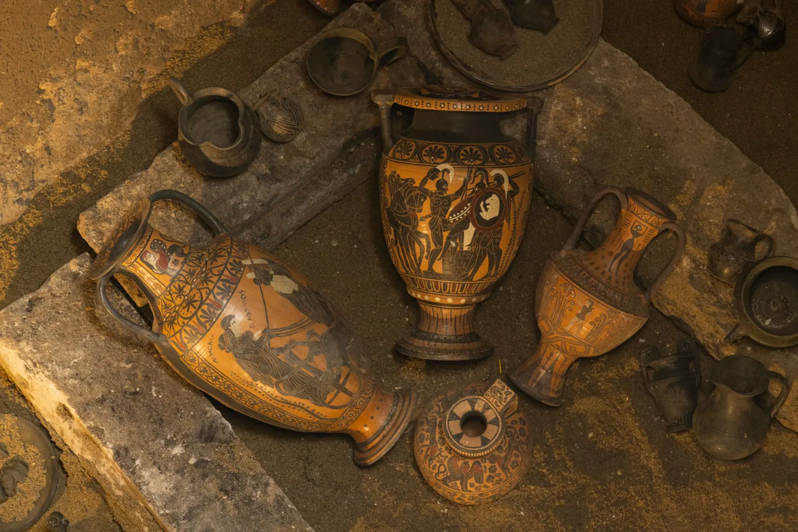 Anfore a figure nere e rosse nel butto etrusco di Tarquinia, sopra lastre di pietra
